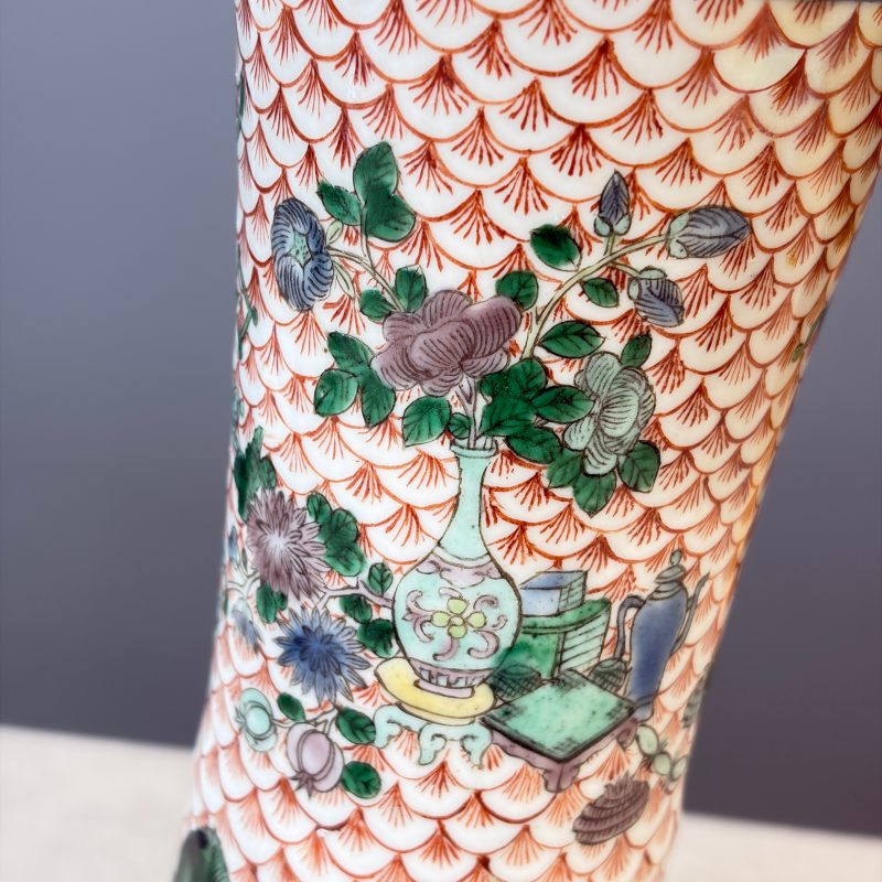 A pair of Chinese famille verte bottle vases with narrative design - 图29