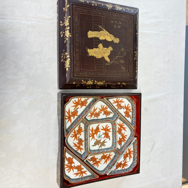 A Chinese famille rose 'Goldfish' nine-piece sweetmeat set in a gilt-lacquered box and cover - 图15