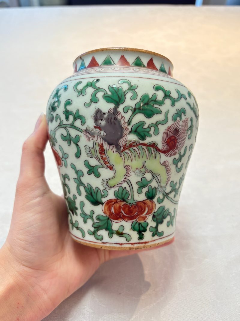 A small Chinese wucai 'Buddhist Lions and Peony Scrolls' jar - 图8