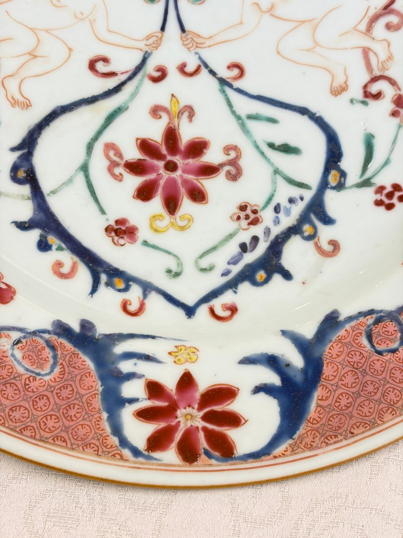 A pair of Chinese famille rose 'Winged Putti' plates - 图7