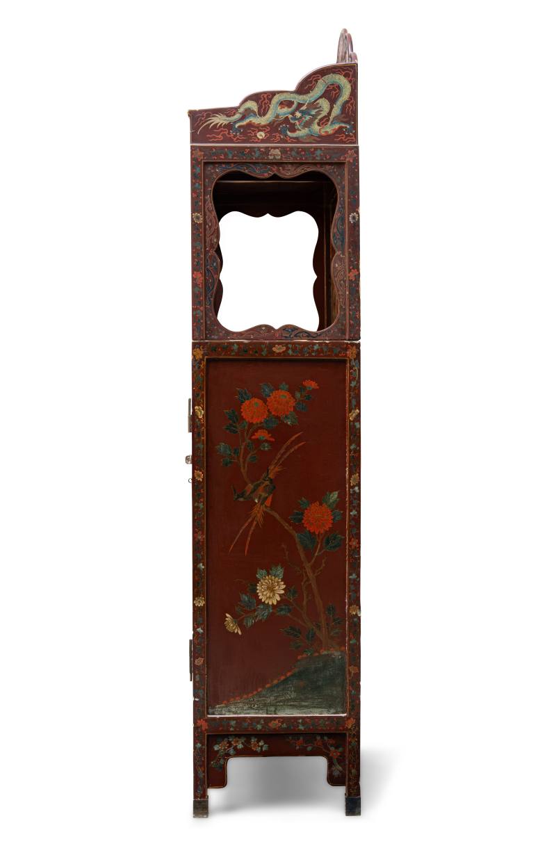 A pair of square-corner red, polychrome and gilt lacquer display cabinets, Lianggegui - 图3