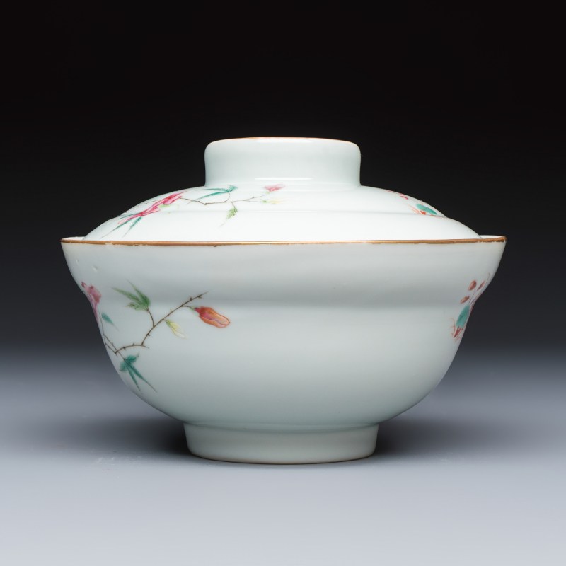 A Chinese famille rose covered bowl with floral design - 图4