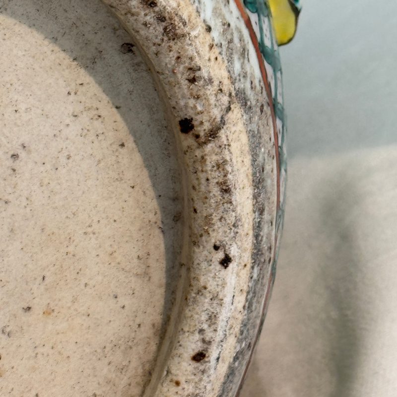 A pair of Chinese famille rose yellow-ground 'Antiquities' fish bowls with applied relief design - 图29