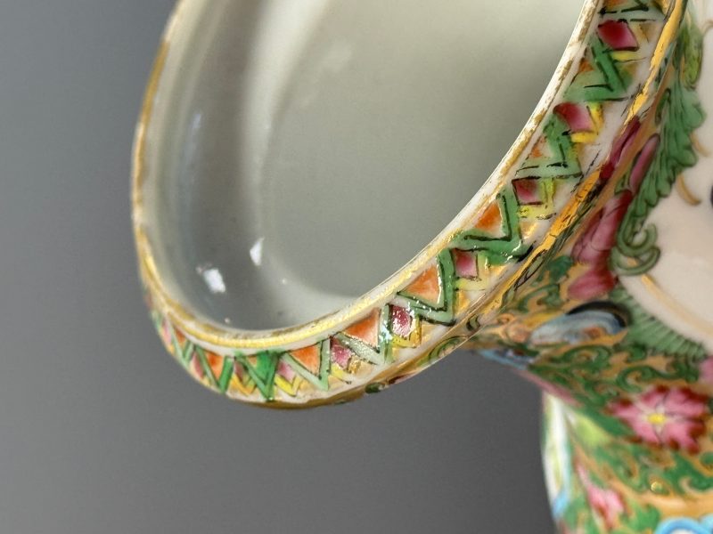 Four Chinese Canton famille rose vases and a covered bowl with figural design - 图56
