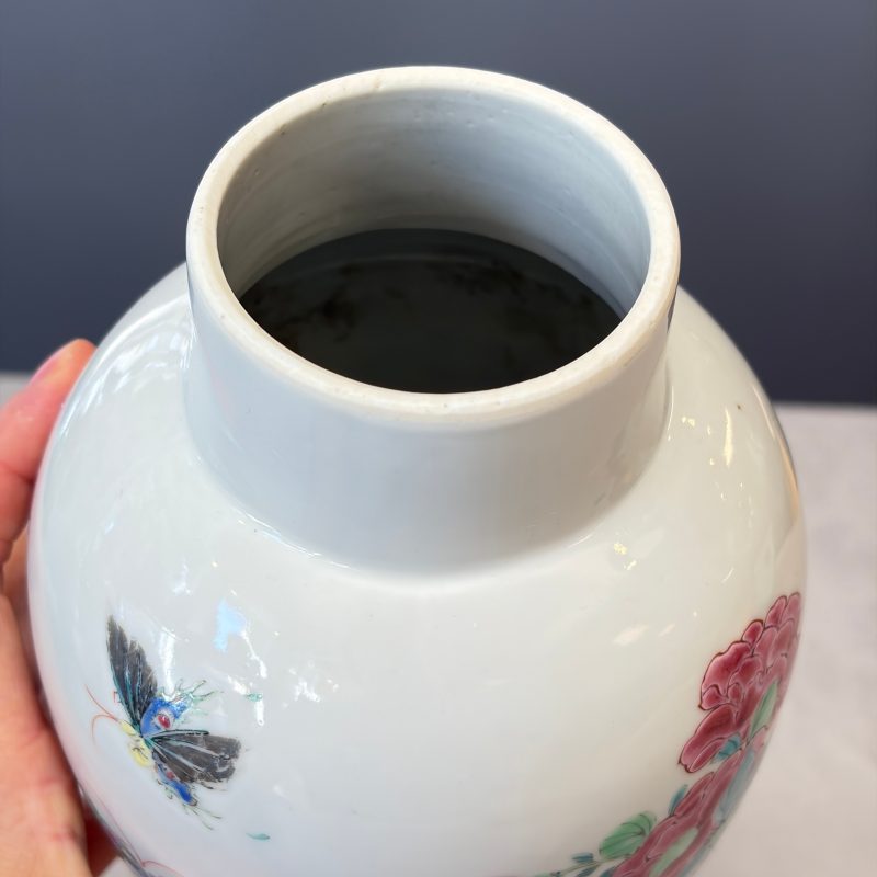 A Chinese famille rose four-piece garniture with floral design - 图32