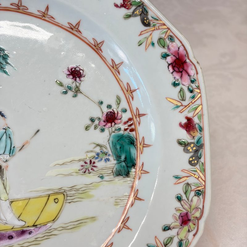 A pair of octagonal Chinese famille rose plates with a boat on a river - 图18