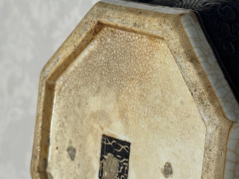 A Chinese Nanking blue and white vase and a famille rose jardinière - 图26