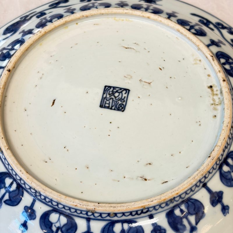A Chinese blue and white dish with floral design - 图20