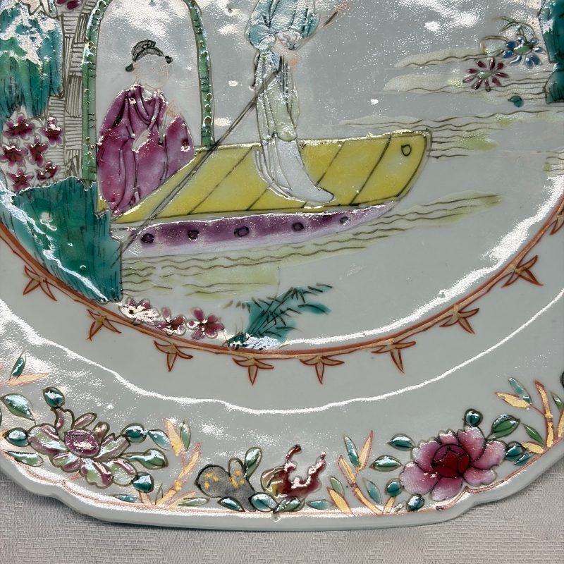 A pair of octagonal Chinese famille rose plates with a boat on a river - 图19