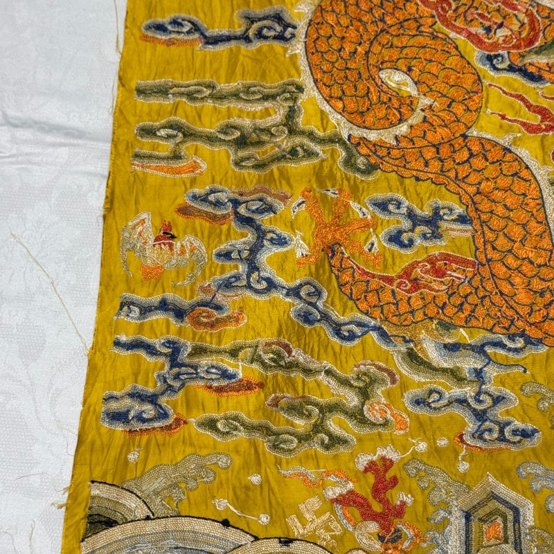 Two Chinese yellow-ground seed-stitch embroidered 'Dragon' panels - 图20