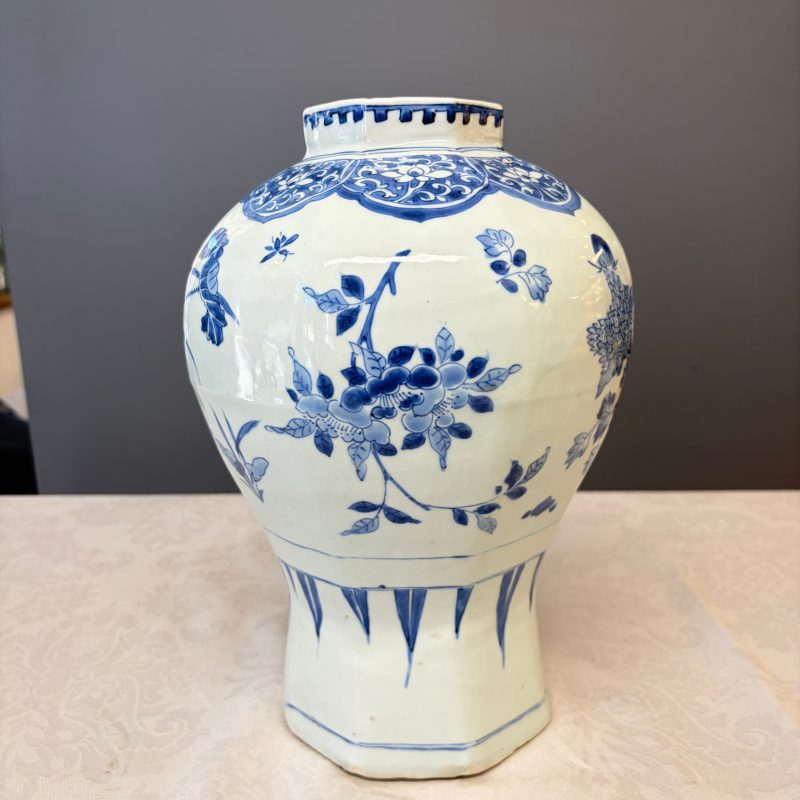 A Chinese blue and white covered vase with floral design - 图12