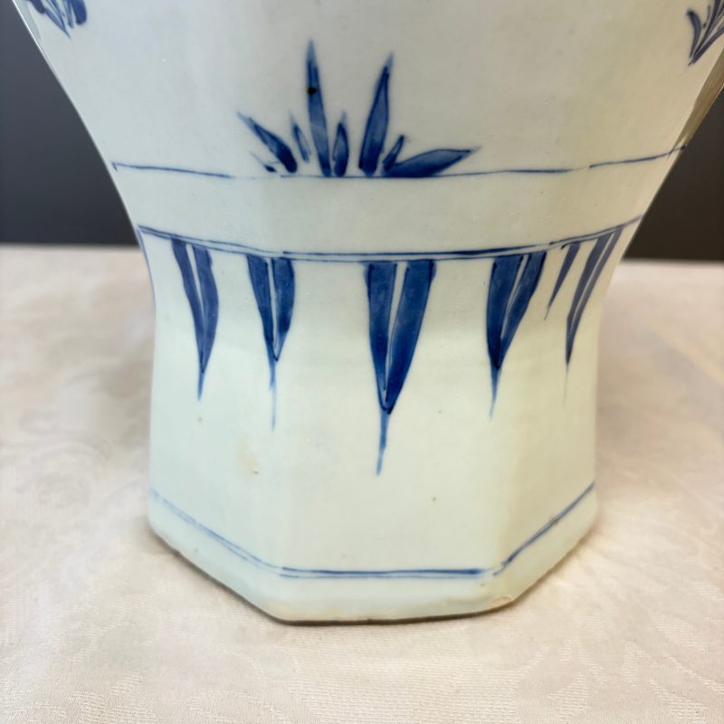 A Chinese blue and white covered vase with floral design - 图11