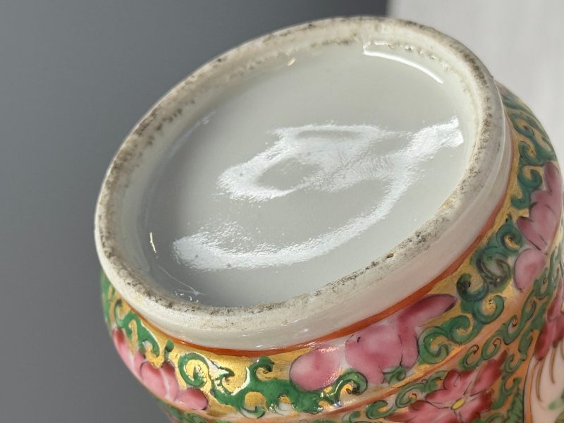 Four Chinese Canton famille rose vases and a covered bowl with figural design - 图58