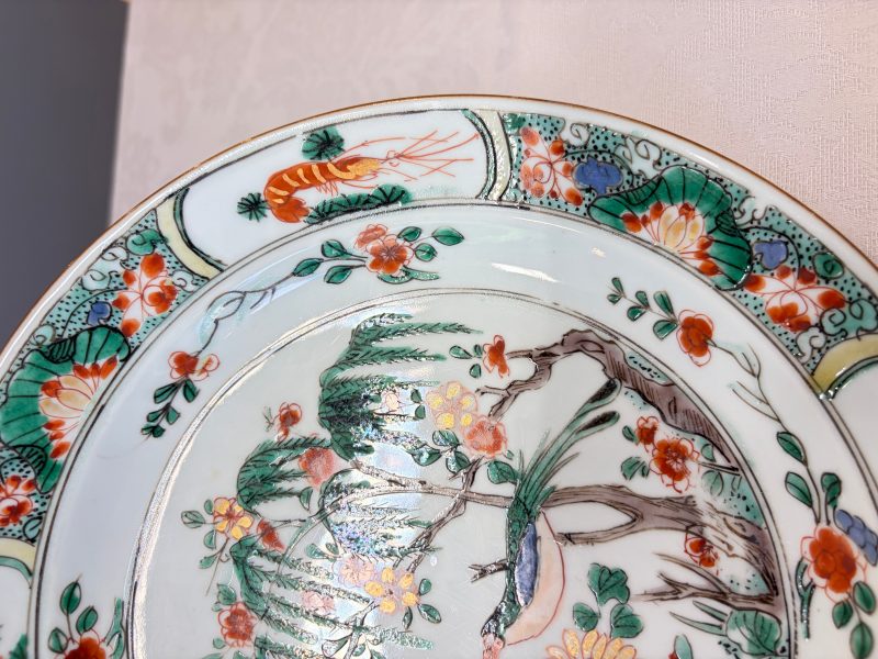 A pair of Chinese famille verte 'Bird among Willow and Flowering Branches' plates - 图9