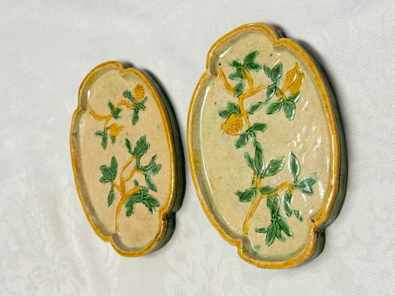 A pair of Chinese sancai-glazed stoneware quadrilobed trays with fruiting branches - 图3