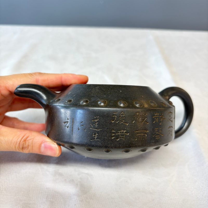 A Chinese inscribed Yixing stoneware teapot with a buffalo finial - 图12