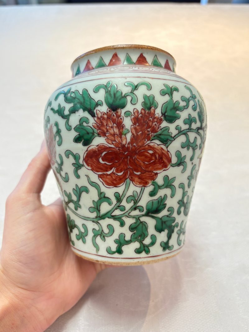 A small Chinese wucai 'Buddhist Lions and Peony Scrolls' jar - 图9