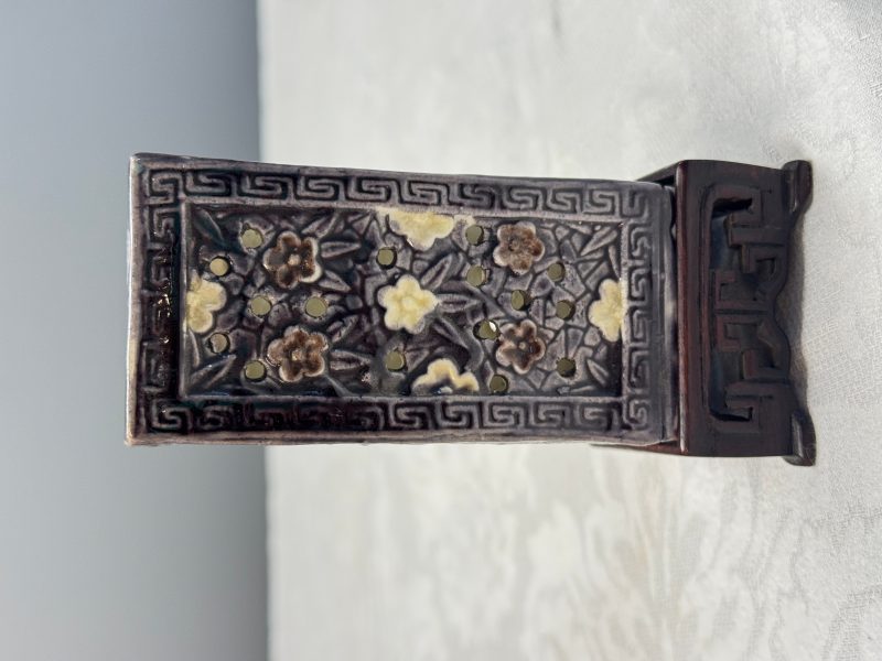 A pair of Chinese aubergine-glazed openworked square brush pots on later wooden stands - 图14