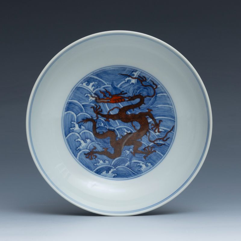 A pair of underglaze-blue and iron-red-decorated 'dragon' dishes, Qianlong mark and of the period (1736-1795) - 图7