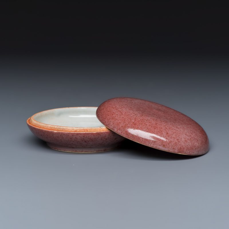 A Chinese peachbloom-glazed seal paste box - 图2
