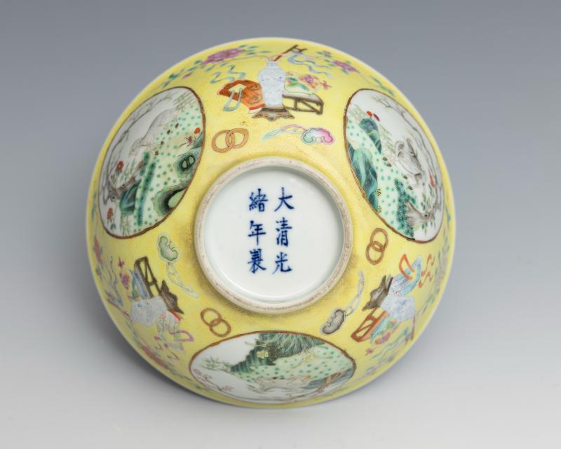 A pair of famille rose yellow-ground 'three rams' medallion bowls, Guangxu mark and of the period (1875-1908) - 图9