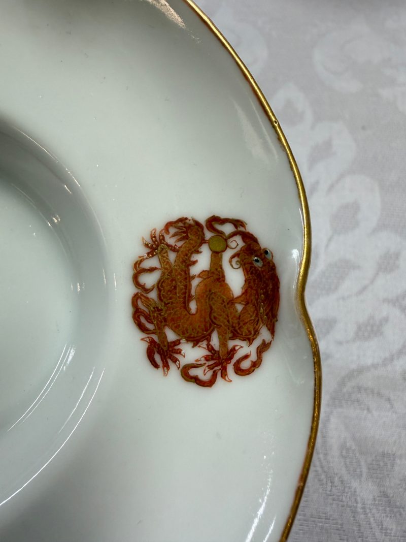 A fine Chinese iron-red and gilt-decorated 'Dragon' covered tea bowl with stand - 图37