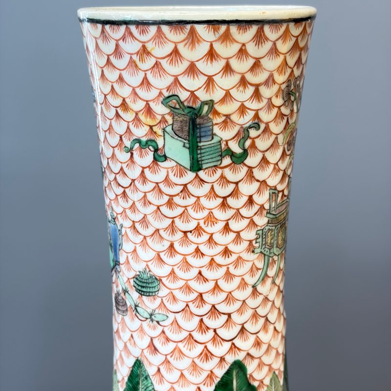 A pair of Chinese famille verte bottle vases with narrative design - 图32