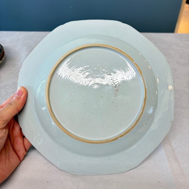 A pair of octagonal Chinese famille rose plates with a boat on a river - 图20