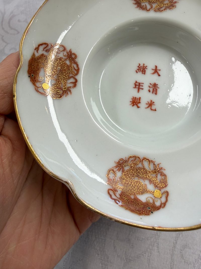 A fine Chinese iron-red and gilt-decorated 'Dragon' covered tea bowl with stand - 图38
