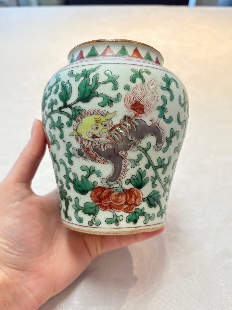 A small Chinese wucai 'Buddhist Lions and Peony Scrolls' jar - 图10
