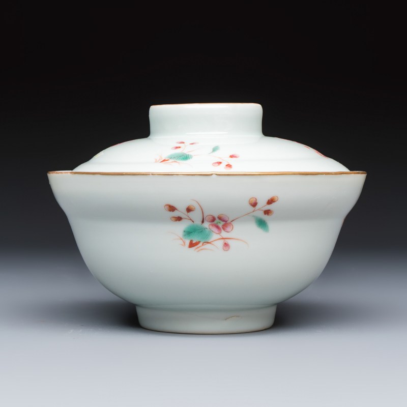 A Chinese famille rose covered bowl with floral design - 图5