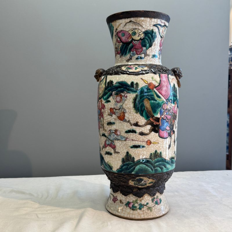 A pair of Chinese Nanking famille rose 'Warriors' vases - 图25