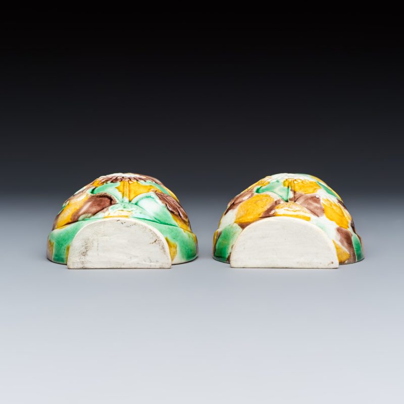 A pair of Chinese famille verte sancai biscuit wall pocket vases - 图7