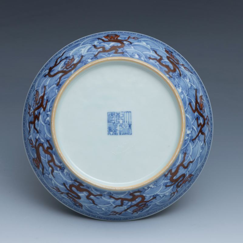 A pair of underglaze-blue and iron-red-decorated 'dragon' dishes, Qianlong mark and of the period (1736-1795) - 图8