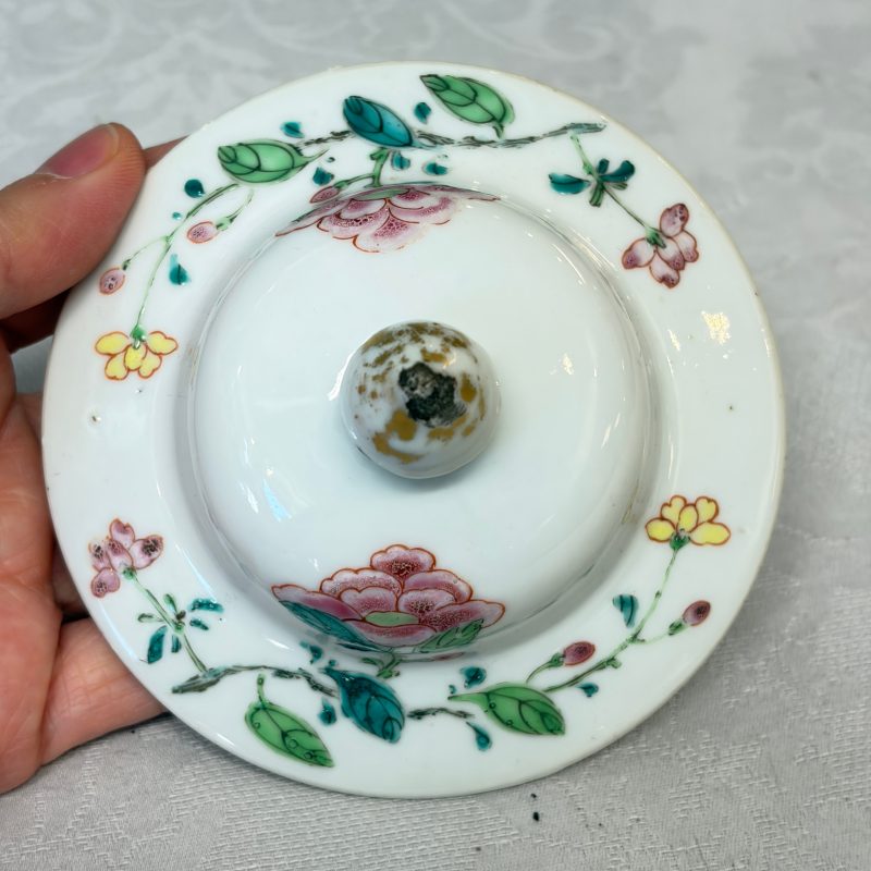 A Chinese famille rose four-piece garniture with floral design - 图34
