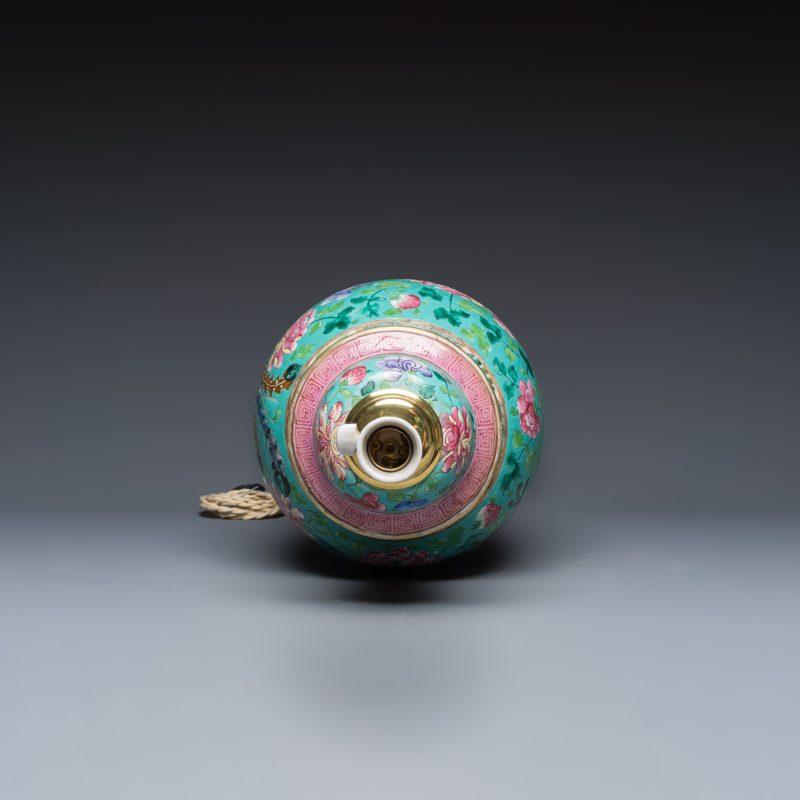Three Chinese famille rose vases for the Straits or Peranakan market, one mounted as a lamp - 图6
