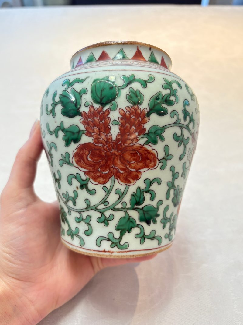 A small Chinese wucai 'Buddhist Lions and Peony Scrolls' jar - 图11