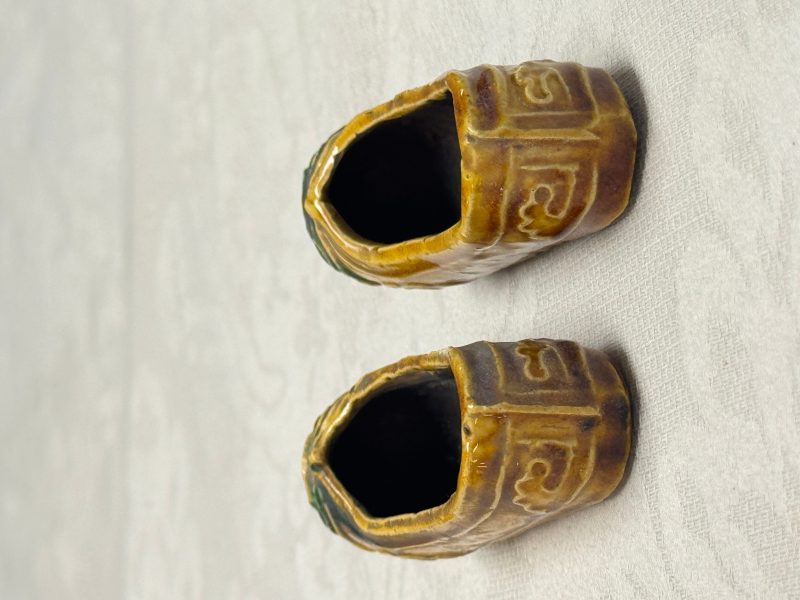 A pair of Chinese famille verte sancai biscuit 'Butterfly' water pots and a pair of shoes - 图18