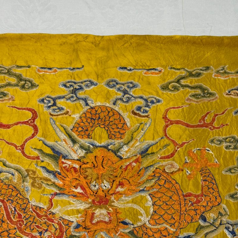 Two Chinese yellow-ground seed-stitch embroidered 'Dragon' panels - 图22