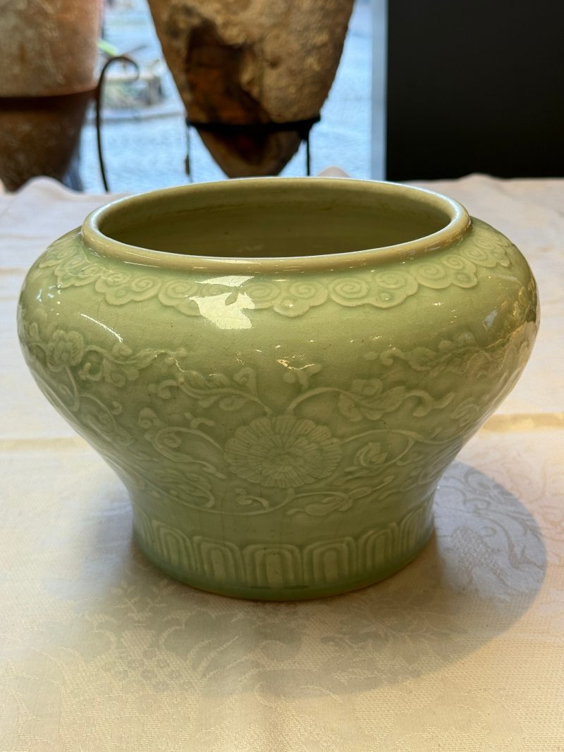 A Chinese celadon-glazed 'Flower Scroll' jar - 图8