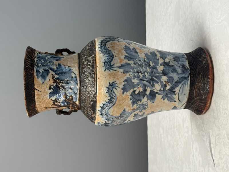 A Chinese Nanking blue and white vase and a famille rose jardinière - 图28