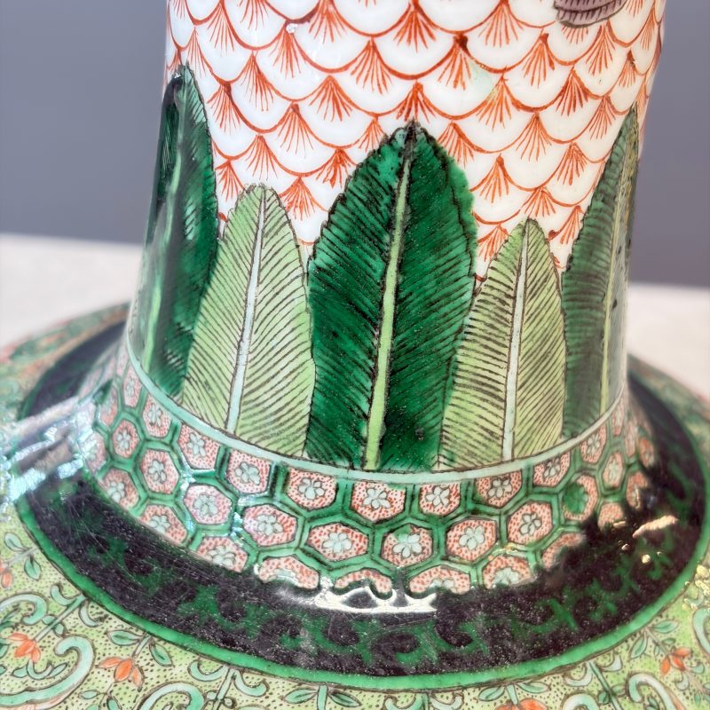 A pair of Chinese famille verte bottle vases with narrative design - 图30