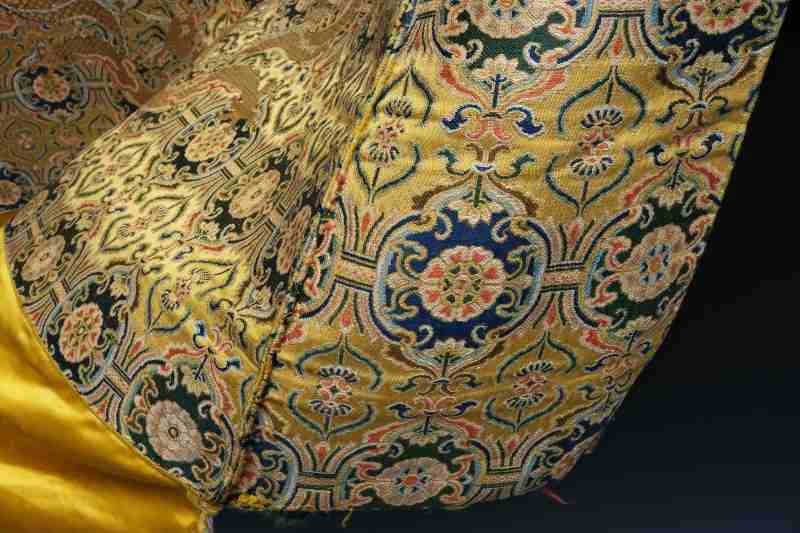 A pair of silk brocade ‘Dragon’ throne back cushion covers - 图10