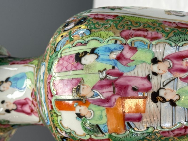 Four Chinese Canton famille rose vases and a covered bowl with figural design - 图59