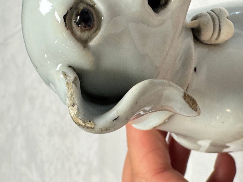 A pair of Chinese export white-glazed and biscuit models of hounds with pups - 图30