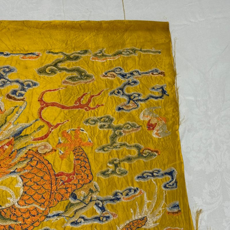 Two Chinese yellow-ground seed-stitch embroidered 'Dragon' panels - 图23