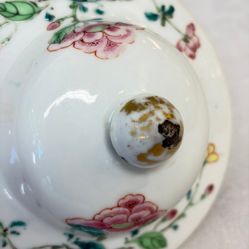 A Chinese famille rose four-piece garniture with floral design - 图35