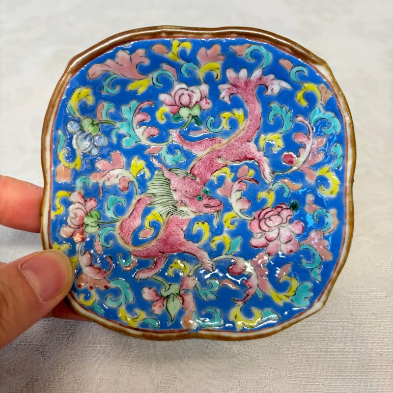 Four Chinese famille rose wares, one with gilt-bronze mounts - 图16