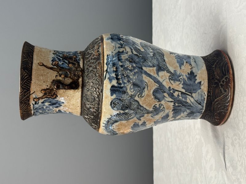 A Chinese Nanking blue and white vase and a famille rose jardinière - 图31