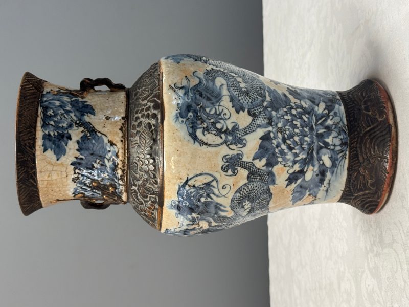A Chinese Nanking blue and white vase and a famille rose jardinière - 图30